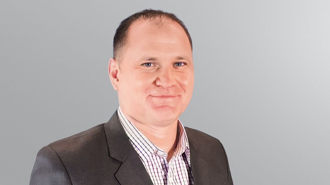 Web_Desktop-2025_11_Chris-Simons_gray-background